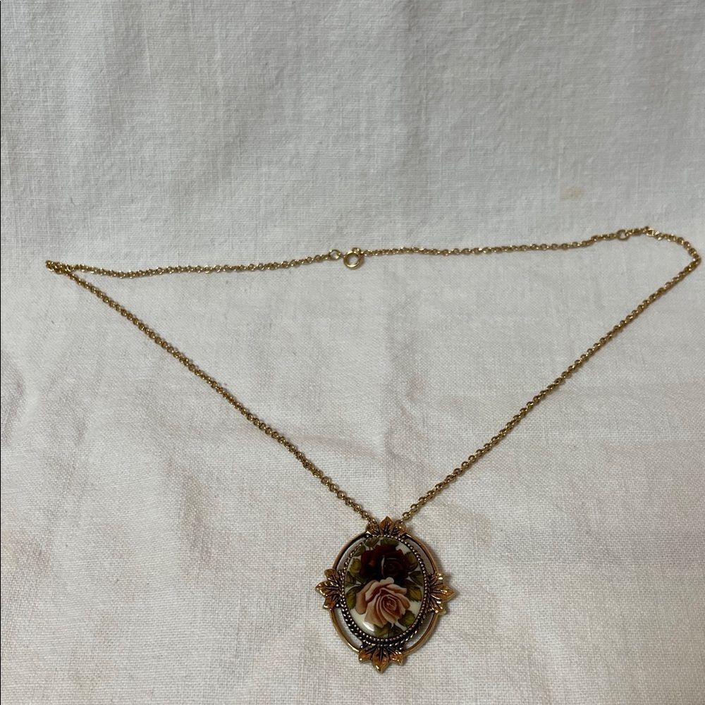 Vintage Elegant Sarah Coventry Gold Plated Rose Pendant Necklace